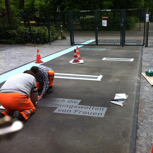 Auftragen der Markierung vor dem Eingang der Verkehrsschule