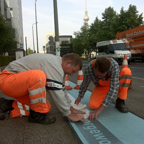 Männer markieren Otto-Braun-Straße